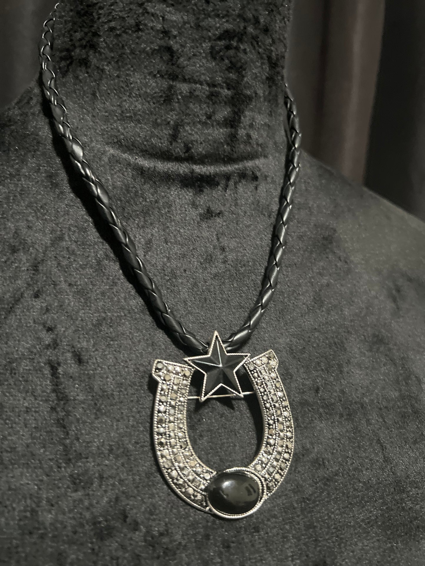 BLACK & SILVER STAR/HORSESHOE NECKLACE SET (BOX)