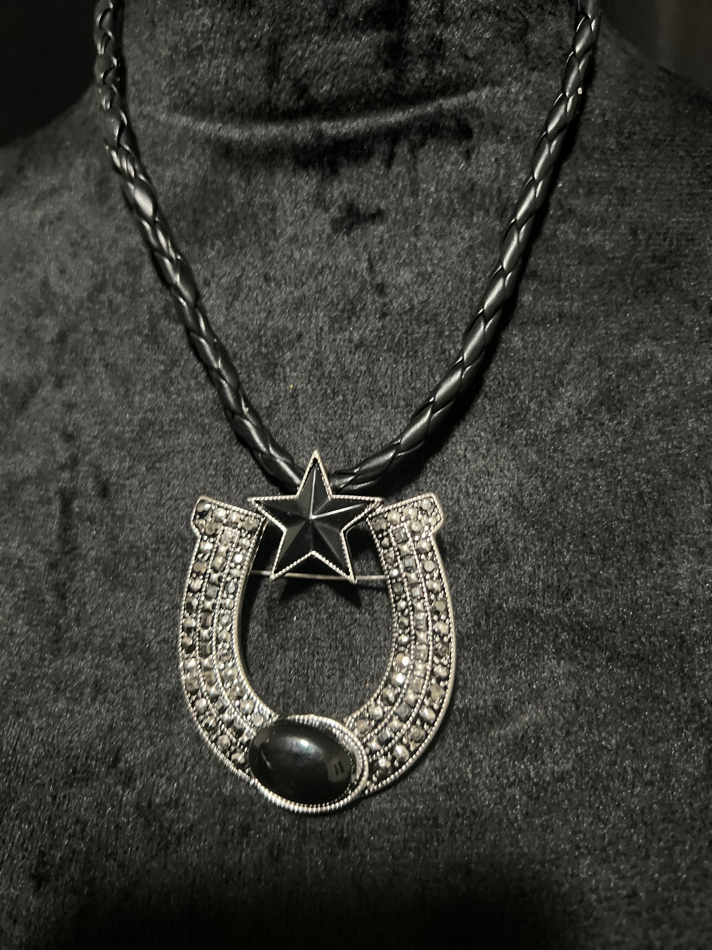 BLACK & SILVER STAR/HORSESHOE NECKLACE SET (BOX)