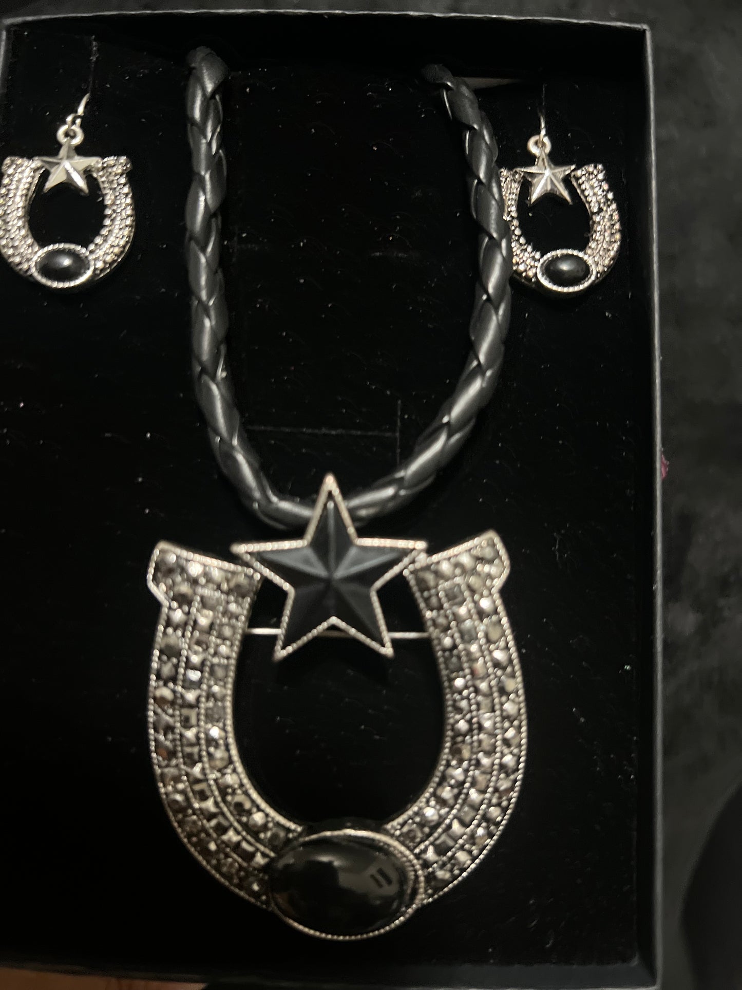 BLACK & SILVER STAR/HORSESHOE NECKLACE SET (BOX)